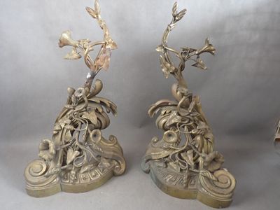 Importante paire de chenets en bronze, à décor de liserons, …