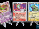 Quatre cartes Pokémon différentes sont représentées sur un fond noir.
