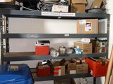 beaucoup de boîtes et de cartons sur les étagères de la pièce