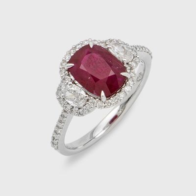 gros plan d'une bague en diamant et rubis sur fond blanc