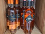 trois bouteilles de vin sur une étagère dans un magasin