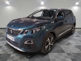 la voiture bleue est garée sur le sol à carreaux d'une pièce