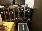 de nombreux équipements informatiques empilés les uns sur les autres