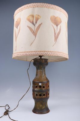 une lampe posée sur une table et munie d'un abat-jour