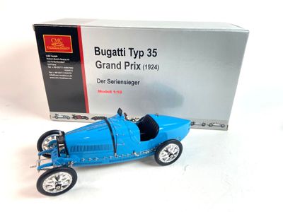 une petite voiture bleue posée devant une boîte
