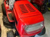 une tondeuse à gazon rouge garée dans un garage