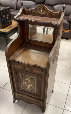 une armoire en bois surmontée d'un miroir