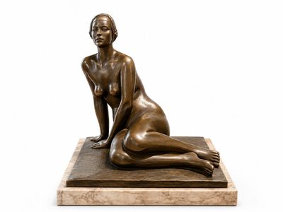 statue en bronze représentant une femme assise sur un socle en marbre