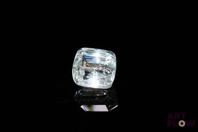 une image représentant un diamant sur un fond noir