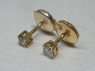 Deux boutons d’oreilles en or jaune 18K, sertis de 2 diamant…