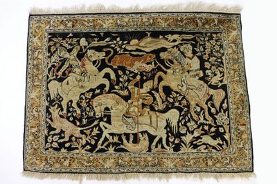 une photo d'un tapis noir et doré orné d'animaux
