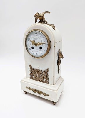 PENDULE de type "borne" en marbre blanc à décor d'un oiseau …