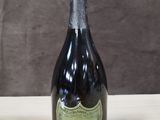une vieille bouteille de champagne posée sur une table en bois