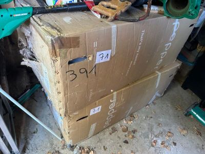 une boîte en carton sur laquelle est inscrit un numéro, posée au sommet d'une pile d'outils