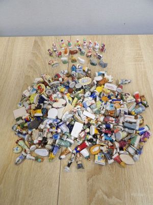 une pile de petites figurines posées sur une table en bois