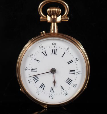 une montre de poche en or avec des chiffres romains sur le cadran