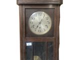 une horloge en bois dotée d'une vitre à l'avant