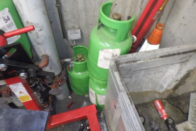 une borne d'incendie verte placée à côté d'une borne d'incendie rouge