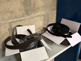 une ceinture noire posée sur une étagère à côté d'un casier bleu