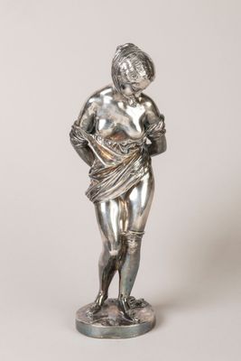 statue en argent représentant une femme tenant un bébé dans ses bras