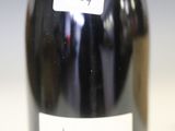 une bouteille de vin posée sur une table