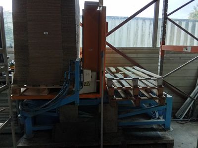 une machine posée sur une palette dans un entrepôt