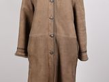 une image d'un manteau marron sur un mannequin