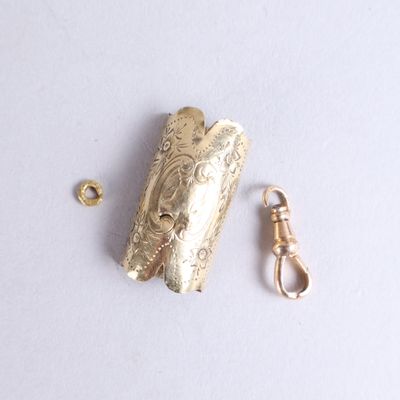 deux bijoux posés sur une table