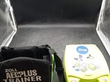 un sac posé sur un siège de train