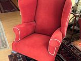 une chaise rouge qui se trouve dans un salon