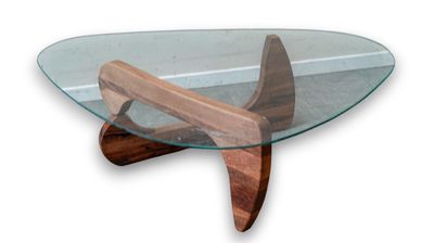 table basse en verre avec des pieds en bois et un plateau en verre