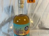 une bouteille d'alcool posée sur une nappe blanche