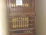 une pile de caisses surmontée d'un panneau