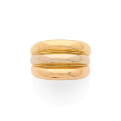 une bague en or jaune 18 carats à trois anneaux
