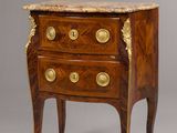 une commode ancienne avec un plateau en marbre