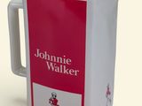 un pichet blanc orné d'une étiquette rouge et blanche