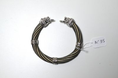 Un bracelet ajustable en poils de queue de mammifère terrest…