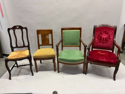quatre chaises sont alignées sur une surface blanche dans une pièce