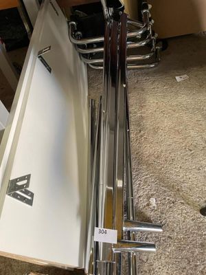 une paire de skis posée par terre