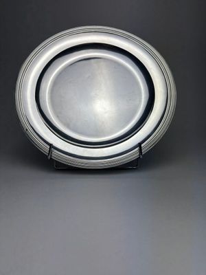 Plat rond en argent à bord rainuré. - Photo 1