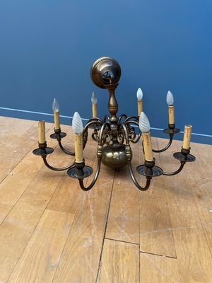 une photo d'un lustre à cinq lumières posé sur un parquet