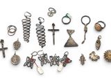 de nombreux types de bijoux exposés sur un fond blanc
