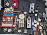 de nombreux modèles de montres différents et des montres posées sur la table