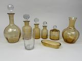 un grand nombre de bouteilles en verre posées sur une table