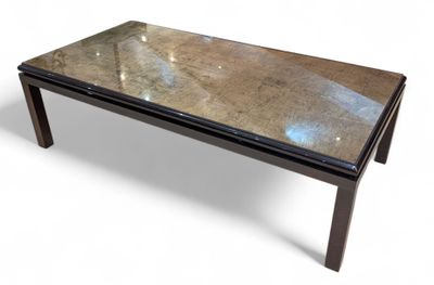une image d'une table basse avec un plateau en verre