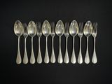 un ensemble de six fourchettes et cuillères en métal argenté sur fond noir