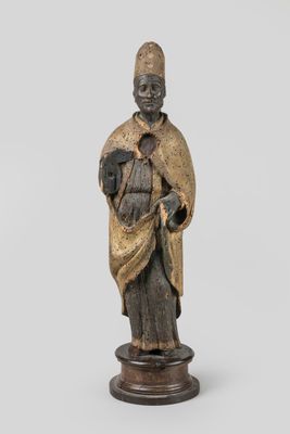 an image of a statue of a man with a hat and robe