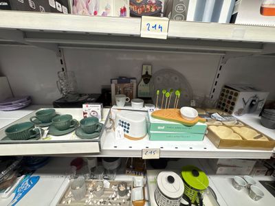 une étagère contenant divers articles dans un magasin