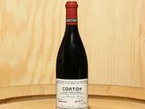 une bouteille de vin posée sur un tonneau