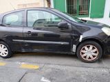 une petite voiture noire garée au bord de la rue